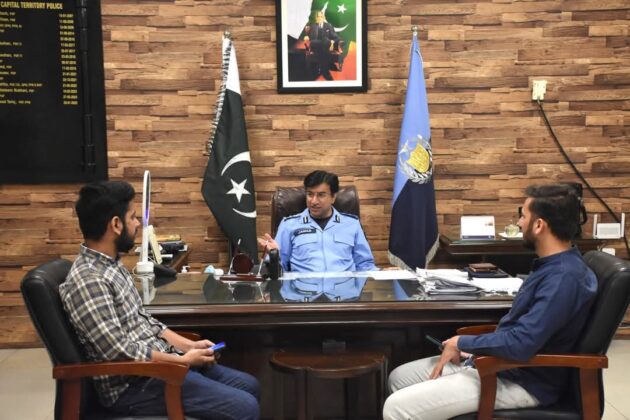 IIUI students’ delegation meets DIG Tariq
