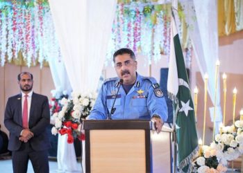 IGP Rizvi honours police teams with 10 mln for solving high-profile cases