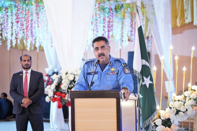 IGP Rizvi honours police teams with 10 mln for solving high-profile cases