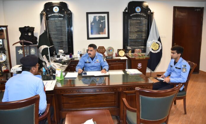 IGP Rizvi extends financial assistance to ailing head constable