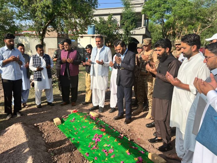 Kamal visits martyrs’ homes in Khoi Ratta