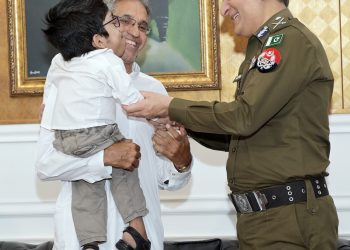 A courageous and talented youth suffering from congenital disorders visited Central Police Office