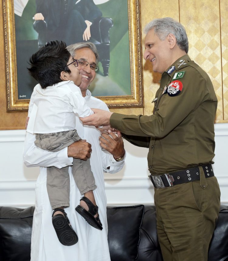 A courageous and talented youth suffering from congenital disorders visited Central Police Office