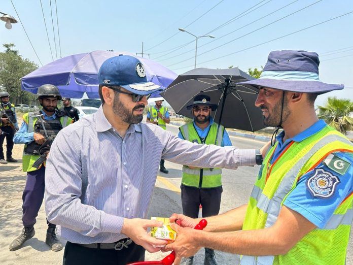 Top Police brass visits checkpoints, lauds dedication of on-duty officers