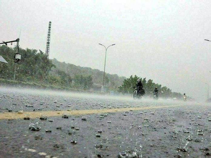 Heavy rain hits Islamabad, distt admin acts swiftly