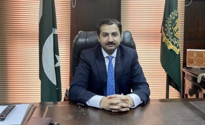 ICT moves towards digital land records, DC pays surprise visit to revenue center