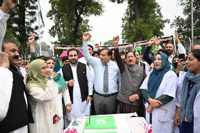 CDA Chief hoists flag, kicks off Islamabad’s Independence Day festivities