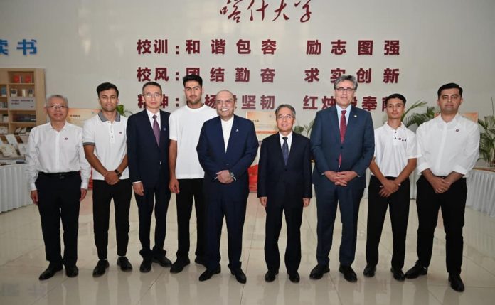 President Zardari visits Kashgar University