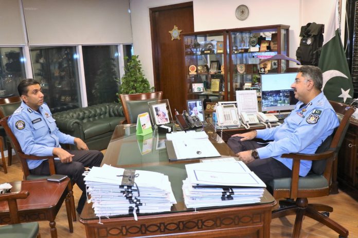 IGP Rizvi Reviews Performance of All Divisions, Issues Strict Directives