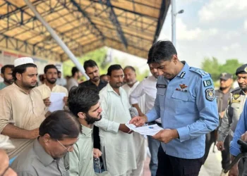 Islamabad drivers race against time as licence deadline looms