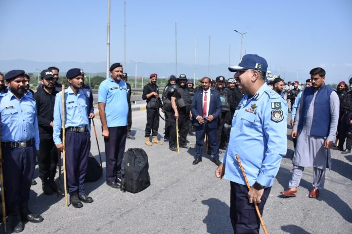 IGP Rizvi reviews security at Faizabad, various duty points across capital