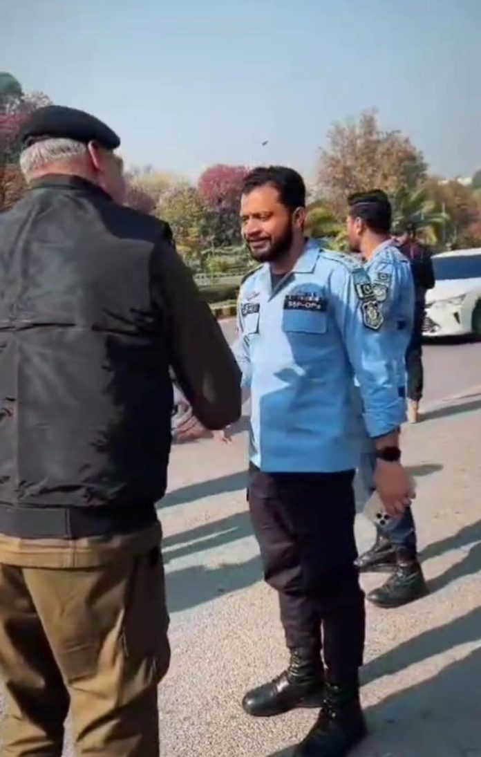 SSP Operations Qazi inspects security at multiple checkpoints in Islamabad