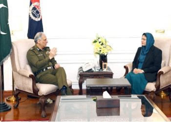 IG Punjab Meets Mahnoor Tariq, Daughter of Martyred DSP Tariq Kamboh